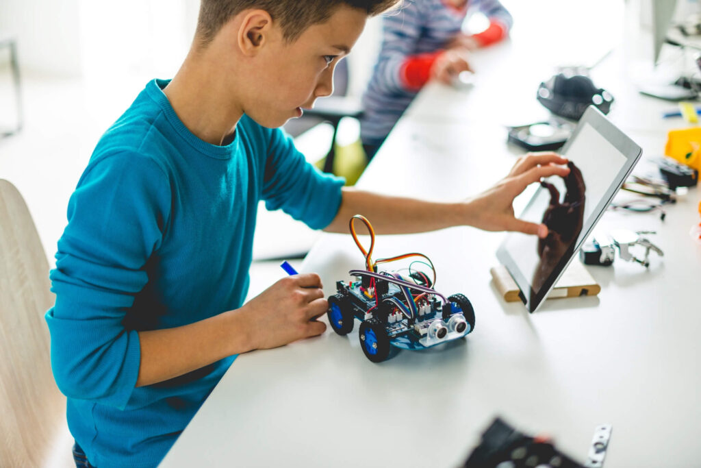 Como a robótica pode ser usada para criar atividades divertidas e envolventes na sala de aula?