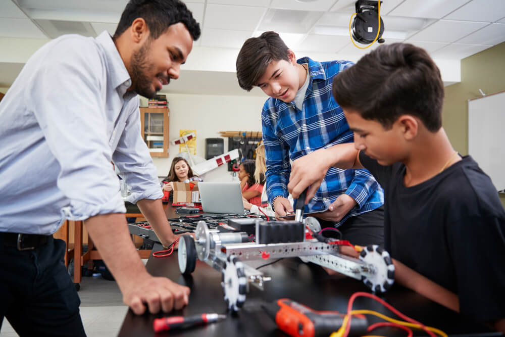 Como a robótica pode ser usada para criar atividades divertidas e envolventes na sala de aula?